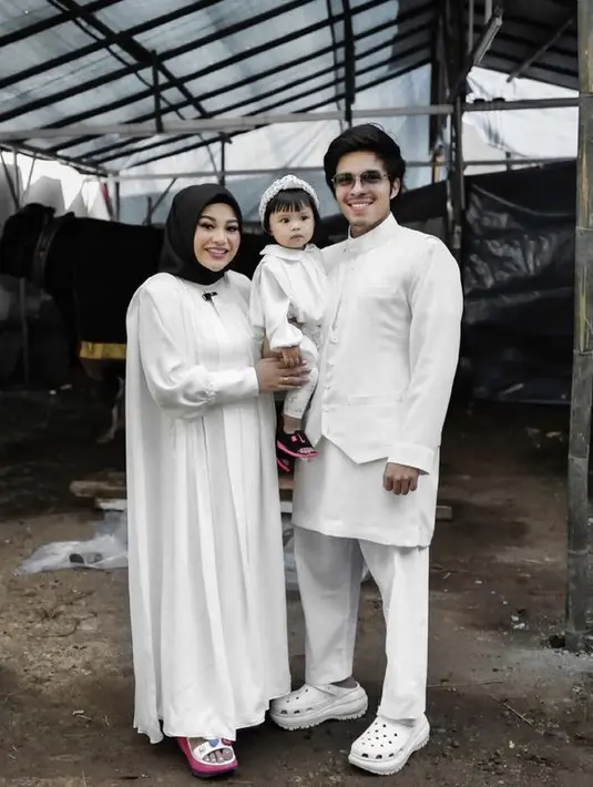 Aurel Hermansyah bersama Atta dan Ameena tampil serba putih di depan sapi hewan kurbannya. @attahalilintar