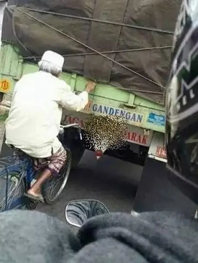 6 Tingkah Absurd Kakek-Kakek Ini Gokil Banget, Bikin Melongo