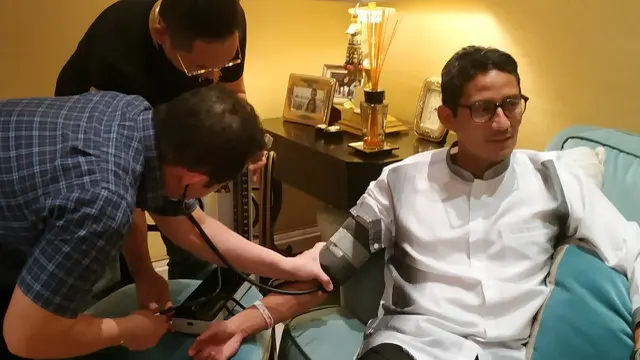 Cawapres nomor urut 02 Sandiaga Uno diperiksa dokter karena sakit.