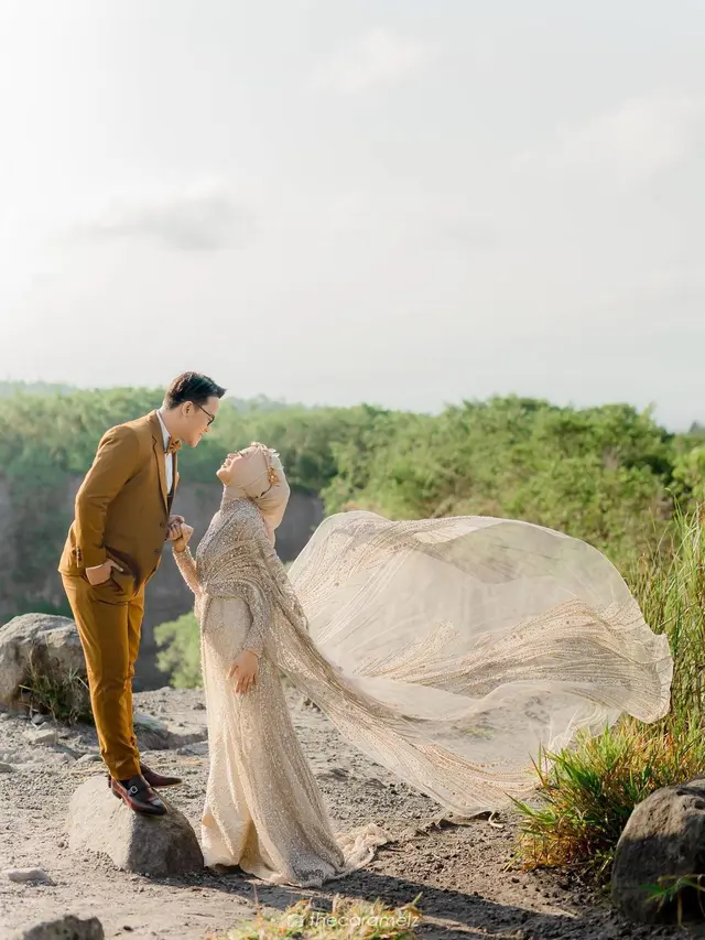 5 Potret Prewedding Danang D'Academy dan Calon Istri di Merapi, Tampil Serasi