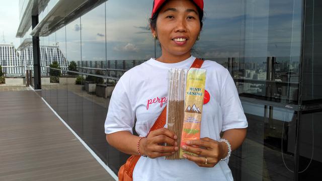 Ni Wayan Srimentik, mantan pengemis yang kini jadi pedagang dupa herbal.