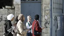 Pemilihan ini merupakan pemilu pertama di wilayah tersebut sejak konflik Israel-Hamas memanas pada Oktober 2023. Tampak dalam foto, perwakilan kandidat Palestina menunggu di luar Tempat Pemungutan Suara (TPS) selama pemilihan kota di Jenin, Tepi Barat yang diduduki Israel, pada Sabtu 25 April 2026. (Marco Longari/AFP)