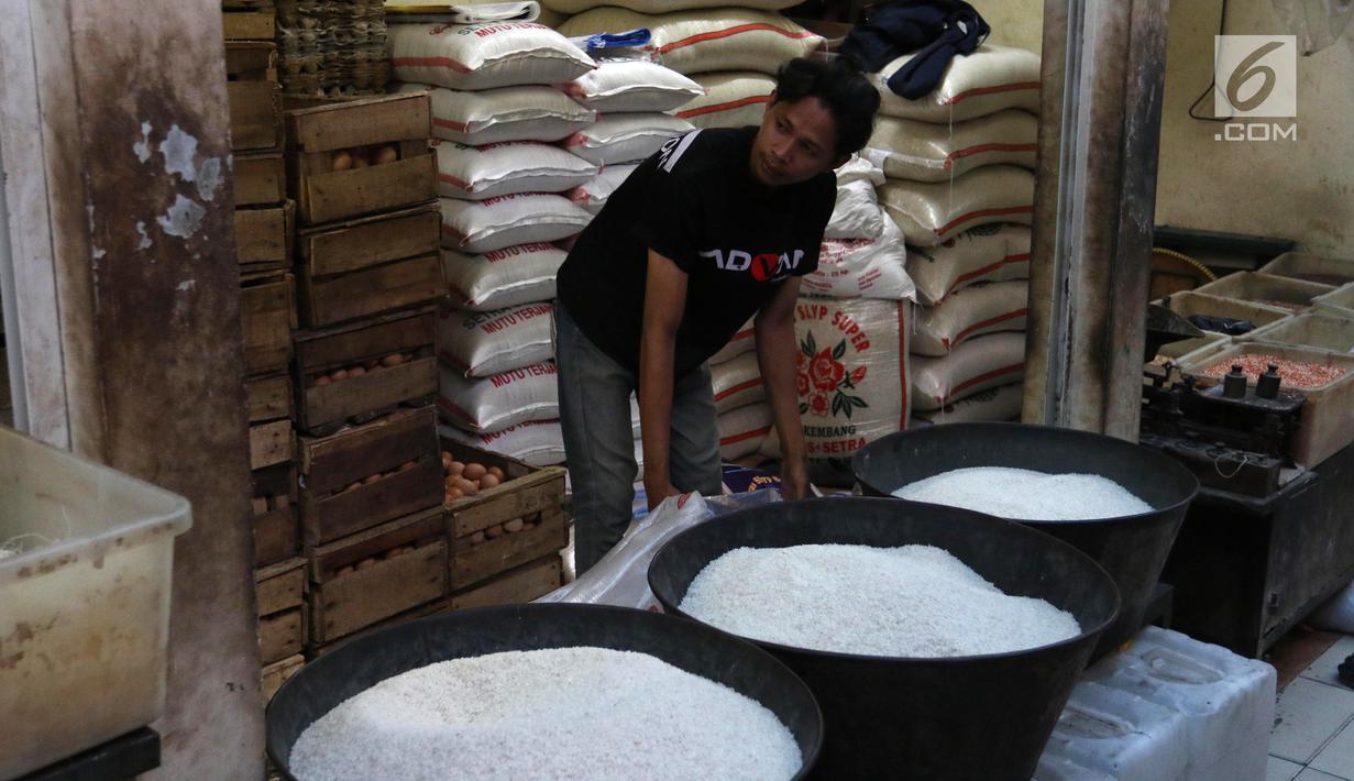 Pedagang menata beras dagangannya di PD Pasar Jaya Gondangdia, Jakarta, Jumat (19/1). Kementerian Perdagangan akan merevitalisasi 1.200 pasar tradisional pada 2018. (Liputan6.com/Angga Yuniar)