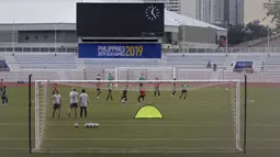 Para pemain Timnas Indonesia U-22 saat latihan di Stadion Rizal Memorial, Manila, Jumat (22/11). Latihan ini persiapan jelang laga SEA Games 2019. (Bola.com/M Iqbal Ichsan)