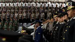 Anggota kepolisian dari berbagai kesatuan mengikuti upacara peringatan HUT ke-72 Bhayangkara di Istora Senayan, Jakarta, Rabu (11/7). Upacara peringatan Hari Bhayangkara 2018 ini dihadiri petinggi negara dan pemerintahan. (Liputan6.com/Johan Tallo)