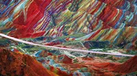Gunung Pelangi, Keajaiban Geologis karena Tabrakan Lempeng Tektonik
