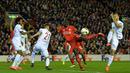 Bek Liverpool, Mamadou Sakho, berusaha melewati pemain Augsburg, Ragnar Klavan. Gol kemenangan Liverpool tercipta pada menit ke-5 melalui penalti James Milner. (EPA/Peter Powell)