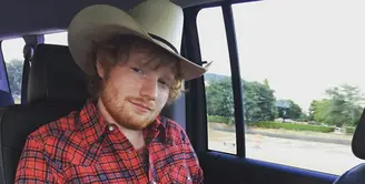 Kabar menyedihkan datang dari penyanyi bersuara emas Ed Sheeran. Sebuah bencana menimpanya dan menyebabkan terjadinya patah tulang di bagian tangan. (Instagram/teddysphotos)
