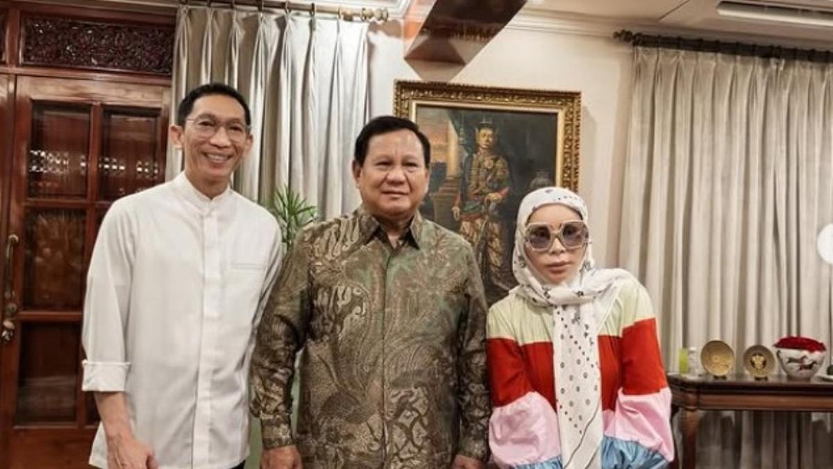 Tampilan dan Gaya Unik Melly Goeslaw Saat Lebaran di Rumah Presiden Prabowo Jadi Sorotan