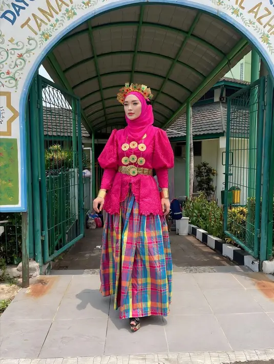 Zaskia Gotik yang baru saja pulang umrah itu mengenakan baju bodo warna merah. Baju bodo merupakan baju tradisional perempuan suku Makassar, Sulawesi Selatan. Melansir Wikipedia, Baju bodo juga dikenal sebagai salah satu busana tertua di dunia. [Instagram/zaskia_gotix]