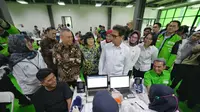Menteri Perhubungan Dudy Purwagandhi dan Menteri Kesehatan Budi Gunadi Sadikin bekerja sama memberikan layanan cek kesehatan gratis bagi pengemudi ojek online (ojol). (Dok Kemenhub)