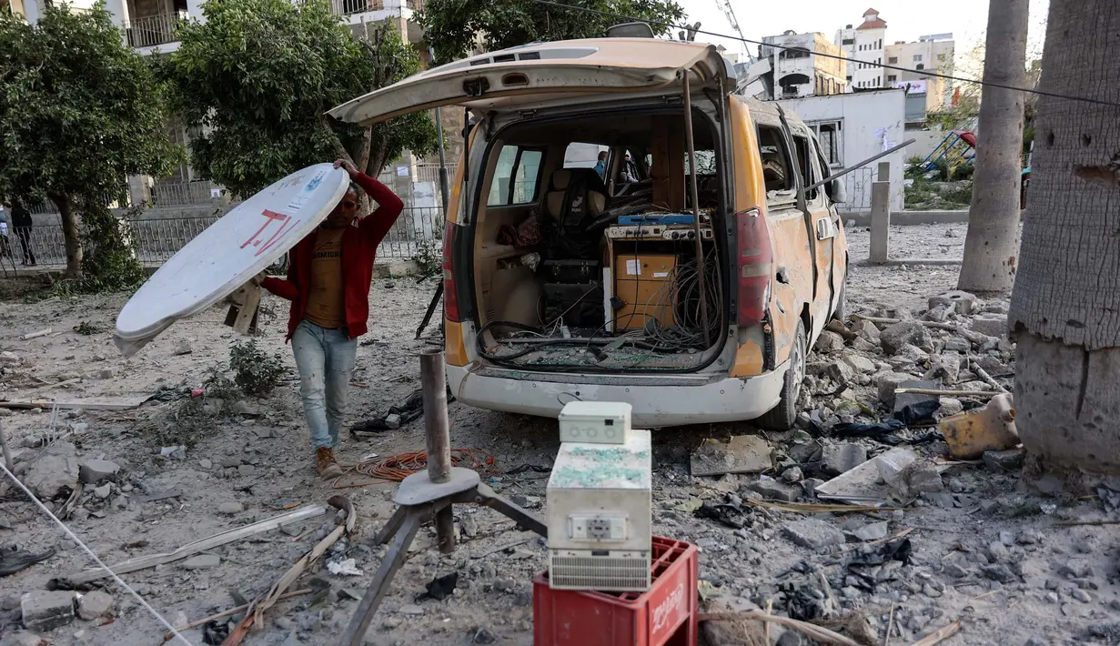 Saat ini, pasca serangan rudal Israel, pasien Rumah Sakit Al-Ahli tak lagi punya tempat dan tanpa mendapat perlindungan maupun perawatan medis. (Omar AL-QATTAA/AFP)