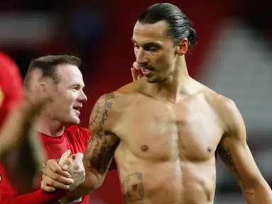 Penyerang MU, Zlatan Ibrahimovic berbincang dengan Wayne Rooney usai pertandingan melawan Zorya Luhansk pada laga Liga Eropa di Stadion Old Trafford, Inggris (29/9). Ibrahimovic mencetak satu-satunya gol pada pertandingan ini. (Reuters/Darren Staples) 
