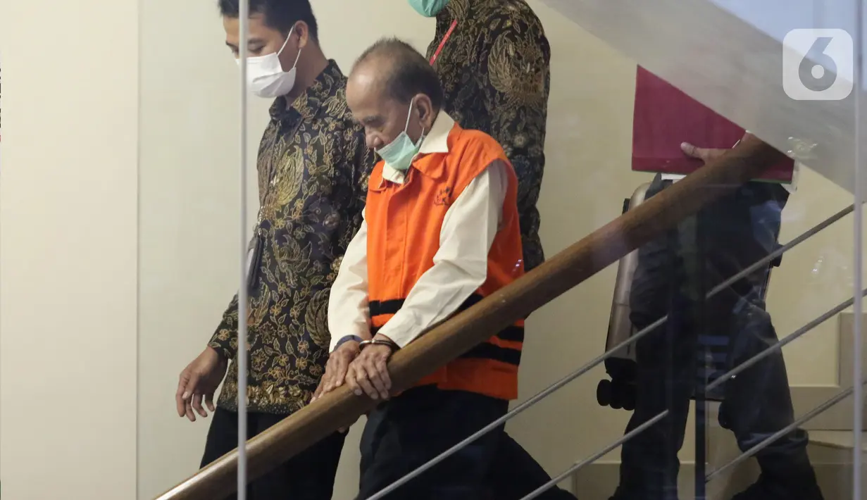 Gubernur Riau 2014-2019 Annas Maamun (kedua kiri) sesaat sebelum rilis penahanan di Gedung KPK, Jakarta, Rabu (30/3/2022). KPK resmi menahan Annas Maamun atas dugaan menyuap Ketua DPRD Riau 2009-2014, Johar Firdaus terkait pergeseran dan perubahan anggaran proyek. (Liputan6.com/Helmi Fithriansyah)