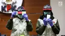 Penyidik menunjukkan barang bukti alat komunikasi saat operasi tangkap tangan (OTT) Kalapas Sukamiskin di Gedung KPK, Jakarta, Sabtu (21/7).