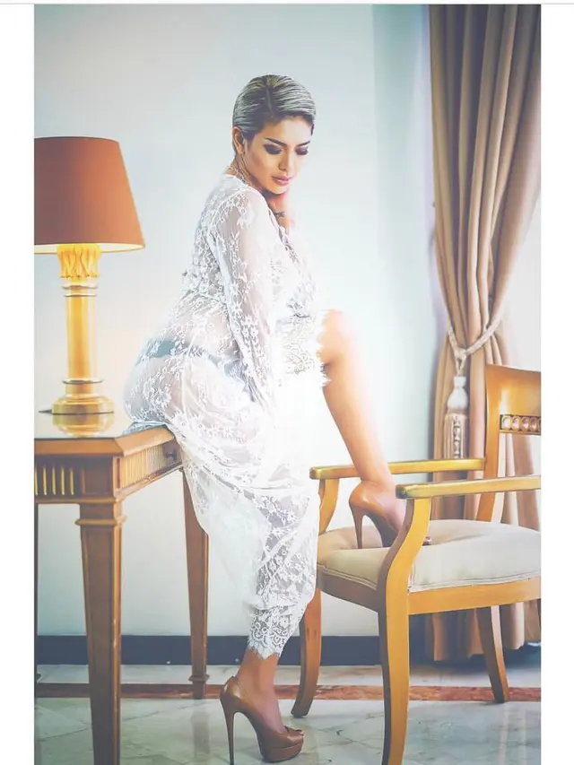 [Bintang] Pose Sensual