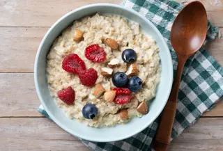 Oatmeal mengandung banyak nutrisi yang bermanfaat bagi tubuh, seperti karbohidrat, serat, lemak sehat, mineral, dan lainnya. (Foto/dok: Freepik/Chandlervid85)