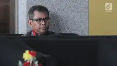 Mantan Wakil Bupati Bekasi, Rohim Mintareja berada di ruang tunggu untuk menjalani pemeriksaan di Gedung KPK, Jakarta, Kamis (24/1). Rohim Mintareja diperiksa sebagai saksi kasus dugaan suap izin proyek pembangunan Meikarta. (Merdeka.com/Dwi Narwoko)