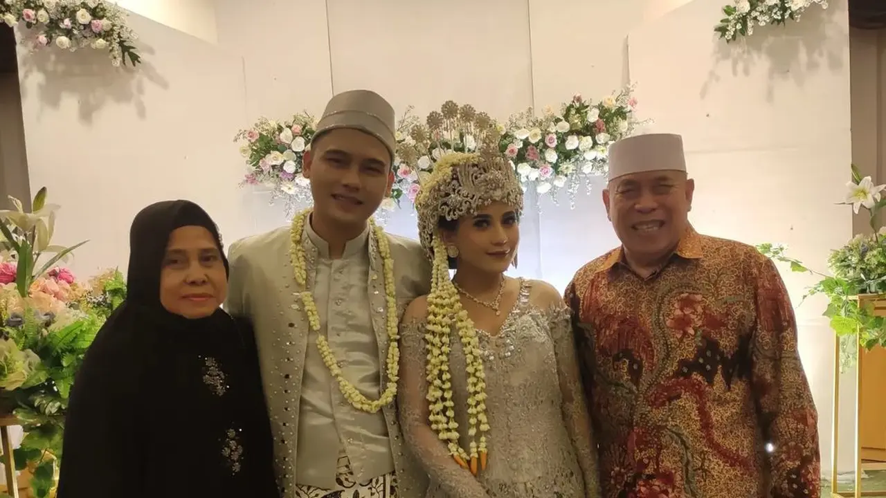 6 Momen Reuni Pemain Tukang Bubur Naik Haji di Pernikahan Adam Rama