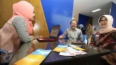 Pimpinan Ombudsman, Amzulian Rifai (tengah) dan Wakil Pimpinan, Lely Pelitasari (kanan) saat menghadiri peresmian pusat pelaporan dan media center di Ombudsman, Jakarta, Rabu (8/2). (Liputan6.com/Helmi Afandi) 
