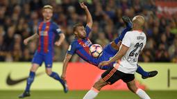 Bek Barcelona, Rafinha, membuang bola dari kejaran bek Valencia, Aymen Abdennour. Pada laga ini Luis Enrique menurunkan Barcelona dengan formasi andalannya 3-4-3, sementara Valencia turun dengan skema 4-3-3. (AFP/Lluis Gene)