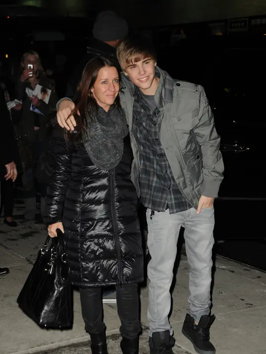 Meski demikian, Pattie Mallette sendiri belum memberikan keterangan apapun mengenai pertunangan dan pernikahan Justin Bieber. (SplashNews - HollywoodLife)