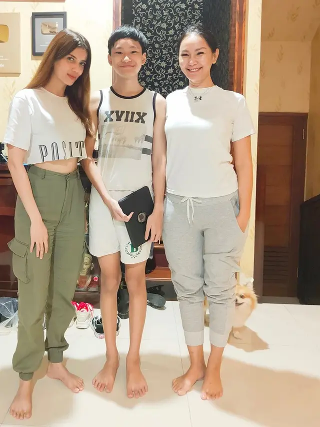 6 Potret Kedekatan Kalina Oktarani dan Sabrina Chairunnisa, Bak Kakak Beradik