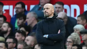 Manajer Manchester United Erik ten Hag menyaksikan jalannya pertandingan Liga Inggris saat melawan Manchester City di Old Trafford,&nbsp;Minggu,&nbsp;29 Oktober 2023. (Paul ELLIS / AFP)