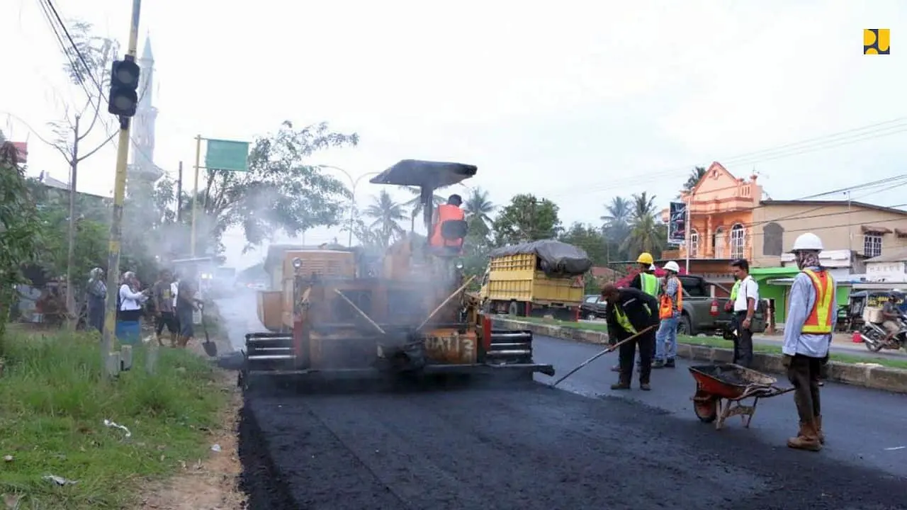 Pada 2020 penggunaan  Aspal Buton (Asbuton) dilakukan pada jalan sepanjang 793 km yang tersebar di 25 provinsi di Indonesia, dengan volume kebutuhan sekitar 42 ribu ton. (Dok Kementerian PUPR)