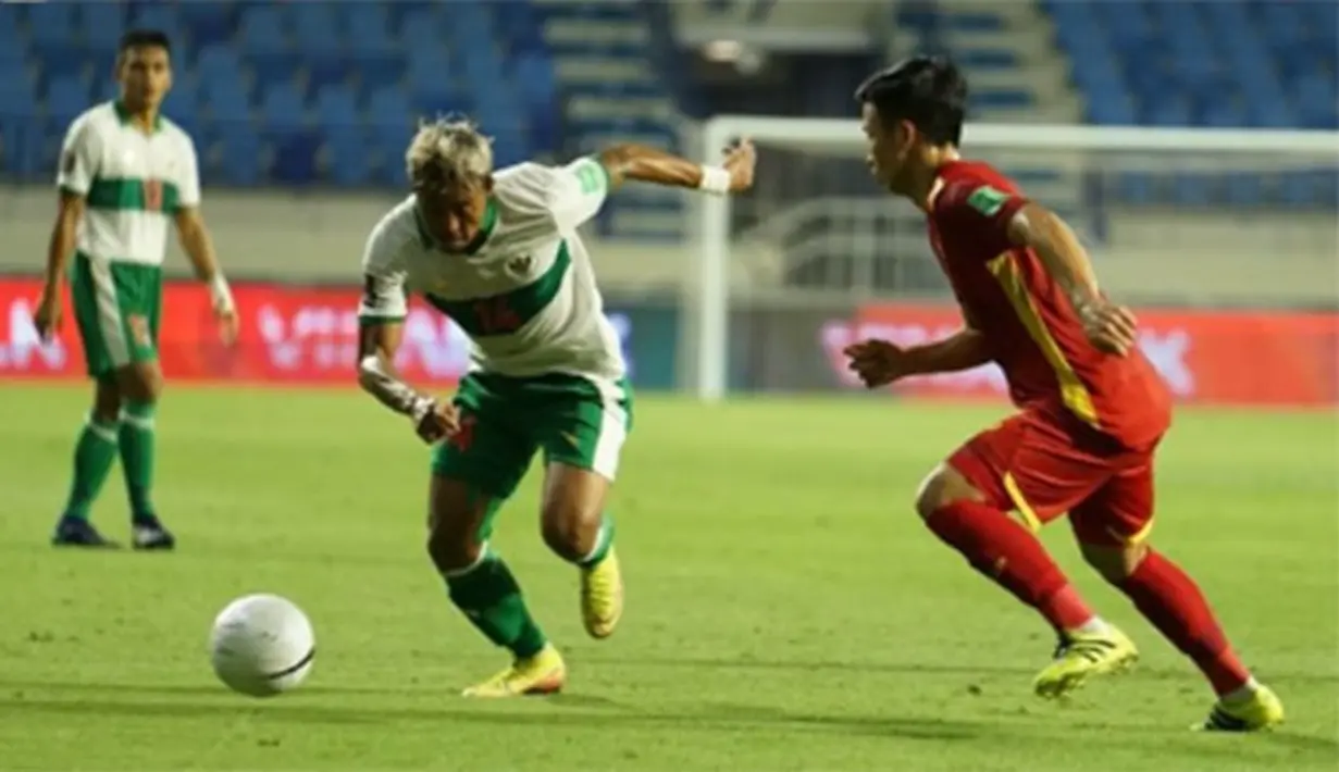 Striker Timnas Indonesia, Kushedya Hari Yudo (kiri) tidak mampu menembus pertahanan Vietnam. Vietnam mengontrol penuh jalannya pertandingan. Vietnam unggul penguasaan bola hingga 72 persen. Bahkan, Indonesia tidak mencatat satu pun tendangan mengarah ke gawang di babak pertama. (Foto: Dok. PSSI)