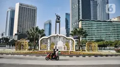 Pengendara motor melintas saat Hari Raya Idul Fitri 1444 Hijriah di Jalan Jenderal Sudirman, Jakarta, Sabtu (22/4/2023).  (merdeka.com/Iqbal S. Nugroho)