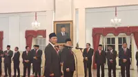 Presiden Joko Widodo atau Jokowi melantik dua anggota Dewan Pertimbangan Presiden (Wantimpres) di Istana Negara Jakarta, Senin (17/7/2023). (Liputan6.com/Lizsa Egeham)