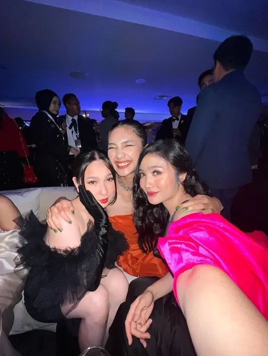 Febby Rastanty juga memperlihatkan keseruan bersama rekan-rekan artis lainnya. (Foto: Instagram/ febbyrastanty)