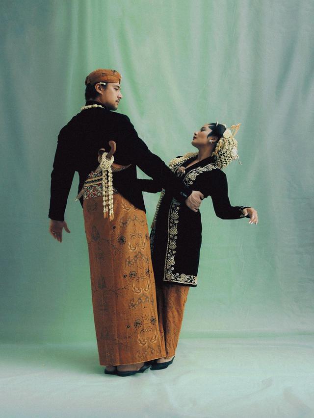 7 Potret Post Wedding Tara Basro dan Daniel Adnan, Kental Nuansa Adat