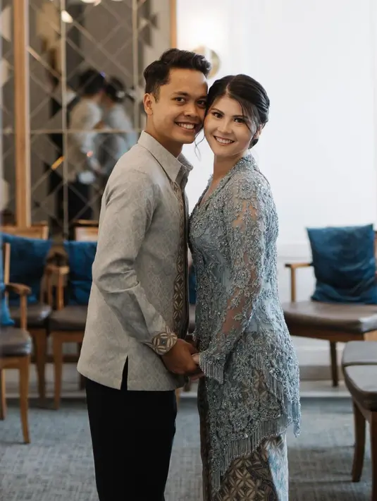 Pilihan Mitzi Abigail untuk hari pertunangannya dengan sang kekasih Anthony Sinisuka Ginting jatuh pada kebaya rancangan Fadlan Indonesia. Sebuah kebaya kutu baru yang klasik dengan detail double layer di bagian pinggul dan fringe. [Foto: Instagram/fadlan_indonesia]