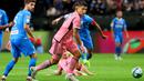 Pemain Inter Miami, Luis Suarez mengejar bola saat laga persahabatan melawan Al-Hilal yang berlangsung di Kingdom Arena Stadium, Riyadh, Arab Saudi, Selasa (30/01/2024) WIB. Pada laga ini, Suarez berhasil mencetak gol debut di klub barunya. (AFP/Fayez Nureldine)