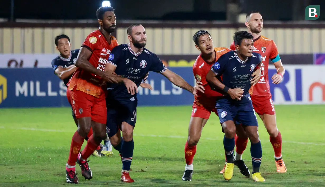 Pemain Bali United menjaga ketat pemain Arema FC pada laga BRI Liga 1 di Stadion PTIK, Jakarta, Senin (27/3/2023). Arema menang dengan skor 3-1. (Bola.com/M Iqbal Ichsan)