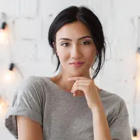 ilustrasi perempuan tersenyum/popcorner/Shutterstock