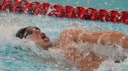 Dia berhasil menumbangkan tujuh pesaingnya yang masing-masing berasal dari Singapura, Filipina, Malaysia, hingga tuan rumah Thailand. Tampak dalam foto, perenang Indonesia, Jason Donovan Yusuf, saat tampil di final 100 meter gaya punggung putra pada SEA Games ke-33 di Bangkok, Thailand, Rabu 10 Desember 2025. (AP Photo/Achmad Ibrahim)