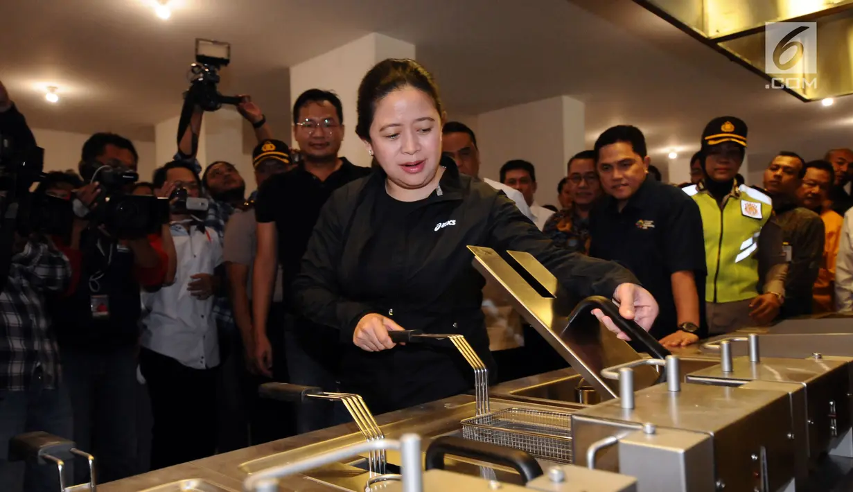 Menko PMK, Puan Maharani bersama Ketua INASGOC Erick Thohir meninjau fasilitas alat masak di Wisma Atlet Asian Games 2018, Jakarta, Minggu (4/2). Kunjungan tersebut untuk memastikan kesiapan fasilitas wisma atlet. (Liputan6.com/Helmi Fithriansyah)