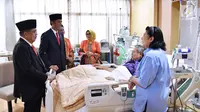 Presiden Joko Widodo bersama Wapres Jusuf Kalla saat menjenguk Presiden ke 6 Susilo Bambang Yudhoyono (SBY) yang sedang dirawat di Rumah Sakit Pusat Angkatan Darat (RSPAD) Gatot Soebroto, Jakarta Pusat, (19/7). (Liputan6.com/Pool/Biro Pers Setpres)