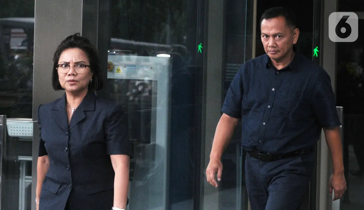 Direktur Operasional PT Pupuk Indonesia Logistik (PILOG), Budiarto (kanan) meninggalkan gedung KPK usai pemeriksaan di Jakarta, Selasa (26/11/2019). Budiarto diperiksa untuk melengkapi berkas penyidikan tersangka Direktur PT Humpuss Transportasi Kimia (HTK) Taufik Agustono. (merdeka.com/Dwi Narwoko)