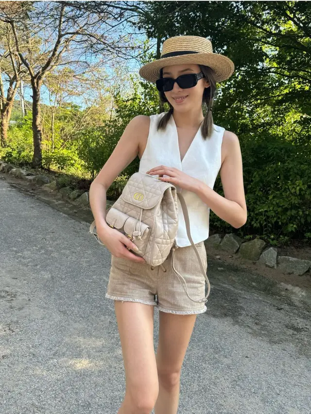 Irene Kim kenakan tas ransel Dior. [@ireneisgood]
