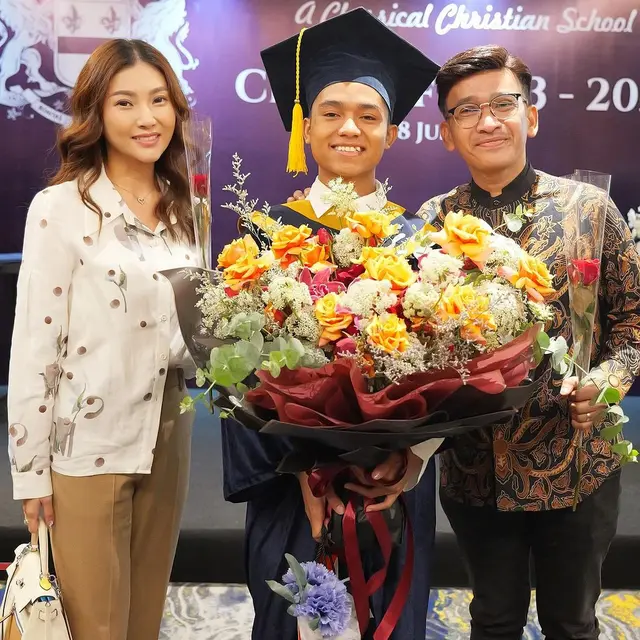 Potret 6 Artis Hadiri Momen Kelulusan Anak Angkat, Penuh Rasa Bangga