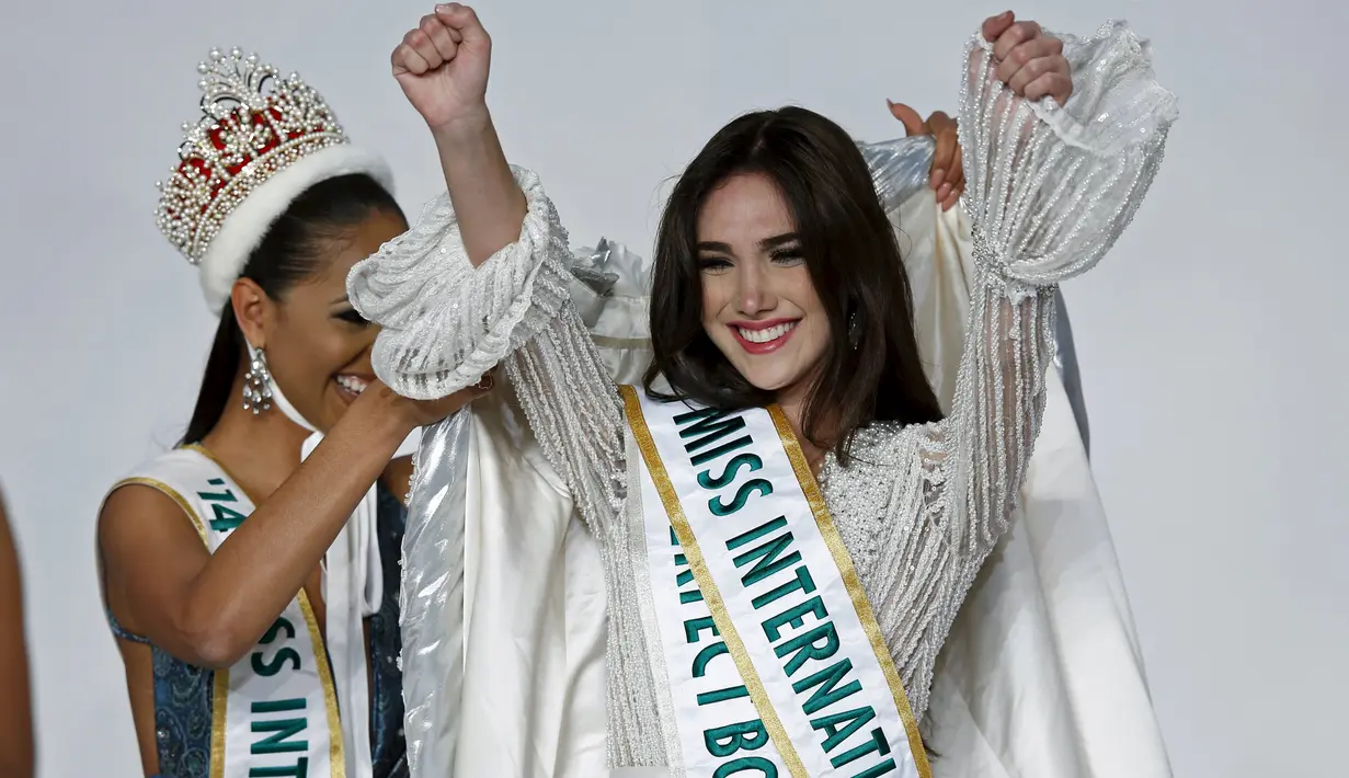 Edymar Martinez (kanan)  mengangkat kedua tangannya saat merayakan kemenangannya di Miss International 2015 di Tokyo, Jepang, Kamis (5/11/2015).  Kontestan dari 70 negara mengikuti kontes kecantikan yang digelar tiap tahun ini. (REUTERS/Toru Hanai)