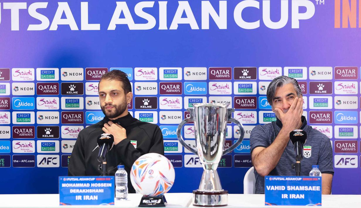 Ia mengatakan bahwa besok adalah pertandingan baru, hari yang baru, dan trofi yang baru. Tampak dalam foto, pemain Timnas Futsal Iran, Mohammad Hossein Derakhshani (kiri) bersama pelatihnya, Vahid Shamsaei, saat memberi keterangan terkait laga final Piala Asia 2026 di Indonesia Arena, Kompleks Gelora Bung Karno, Senayan, Jakarta, Jumat (6/2/2026). (Bola.com/M Iqbal Ichsan)