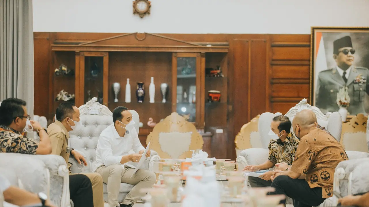 Eri Cahyadi saat menerima kunjungan Direksi PT SIER dan PT Danareksa. (Dian Kurniawan/Liputan6.com)