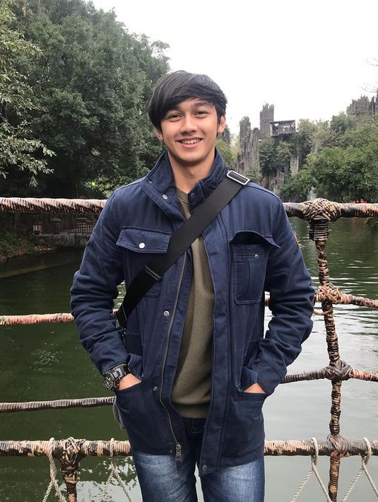 Gaya OOTD saat berlibur juga terlihat santai. Ia pun memadukan kaus dengan jaket dan celana jeans yang terlihat simpel. Caesar Hito juga mengenakan jam tangan sebagai pelengkap. (Liputan6.com/IG/@hitocaesar)