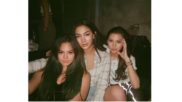 Momen kebersamaan Shania dan kedua adiknya, kompak banget.