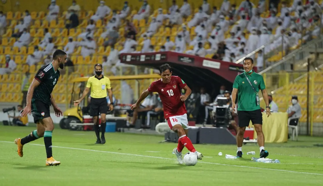 Adam Alis yang kali ini dimainkan sejak menit awal membuat permainan Timnas terasa hidup. Dirinya kerap menjadi jembatan antara lini belakang dengan penyerang yang tidak bisa di dapat sewaktu melawan Vietnam. (Foto: Dok. PSSI)
